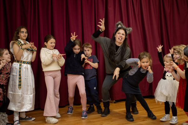 HALLOWEEN HAUNTED HOUSE